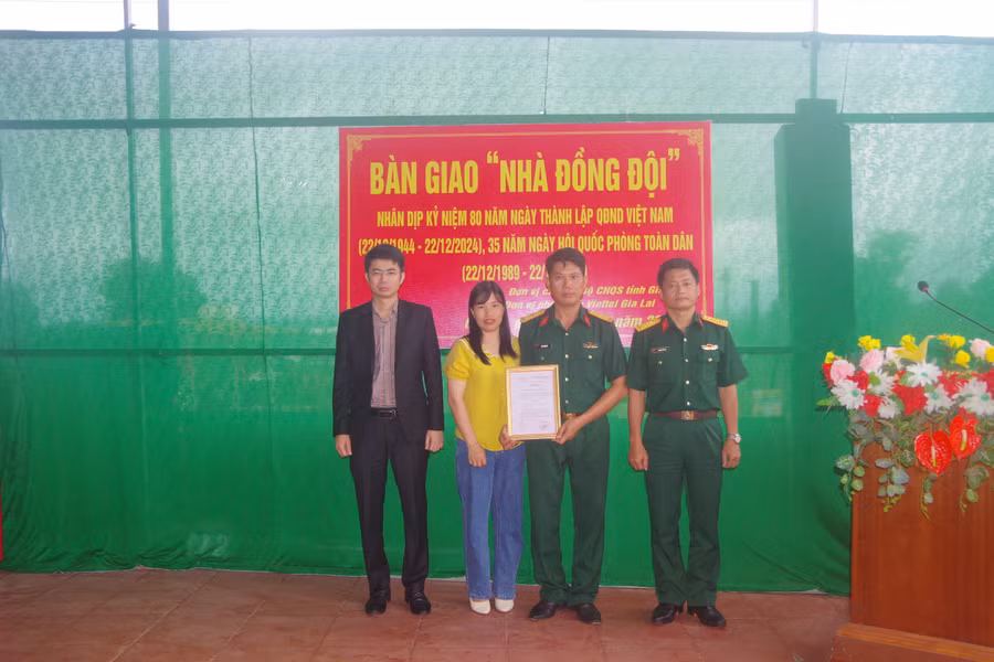 Đại diện Bộ CHQS tỉnh và Viettel Gia Lai trao quyết định bàn giao nhà cho gia đình Thiếu tá Quân nhân chuyên nghiệp Bùi Thanh Hà. Ảnh: Thanh Tuyền
