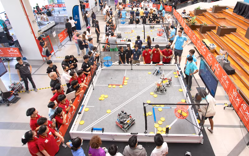 Các thành viên trong CLB STEM-Robotics của Trường THPT Chi Lăng (áo đỏ) tham gia tranh tài tại giải đấu Vex Senior Robotics Competition 2023 ở Thái Lan. Ảnh: ĐVCC