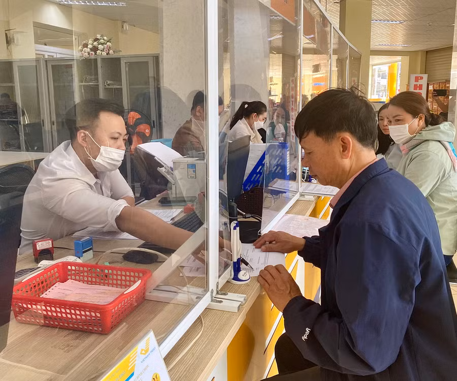 Người dân đến giải quyết thủ tục hành chính tại Bộ phận tiếp nhận và trả kết quả thủ tục hành chính của UBND TP. Pleiku trong sáng 27-1. Ảnh: Mộc Trà