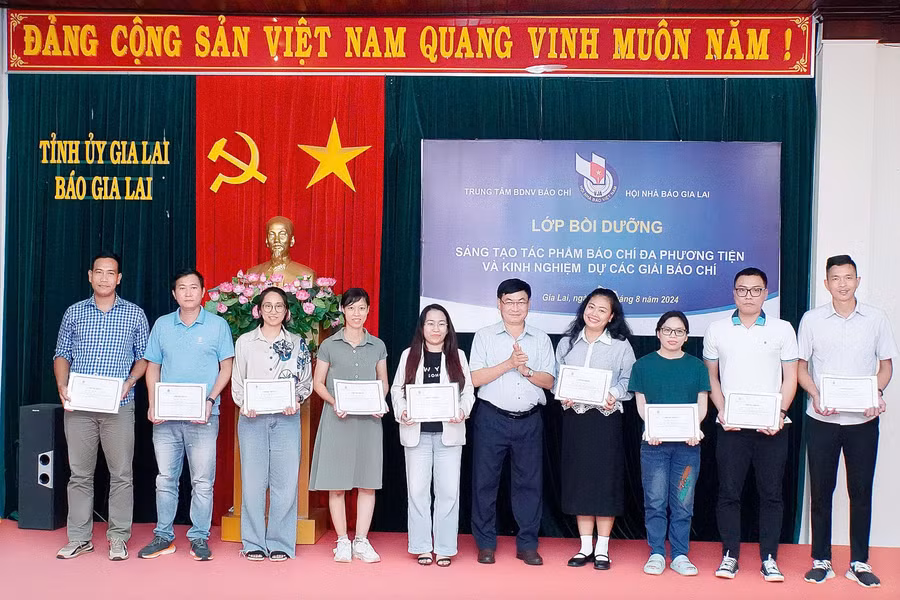 Học viên nhận giấy chứng nhận hoàn thành lớp bồi dưỡng nghiệp vụ báo chí về sáng tạo tác phẩm báo chí đa phương tiện. Ảnh: Đức Thụy