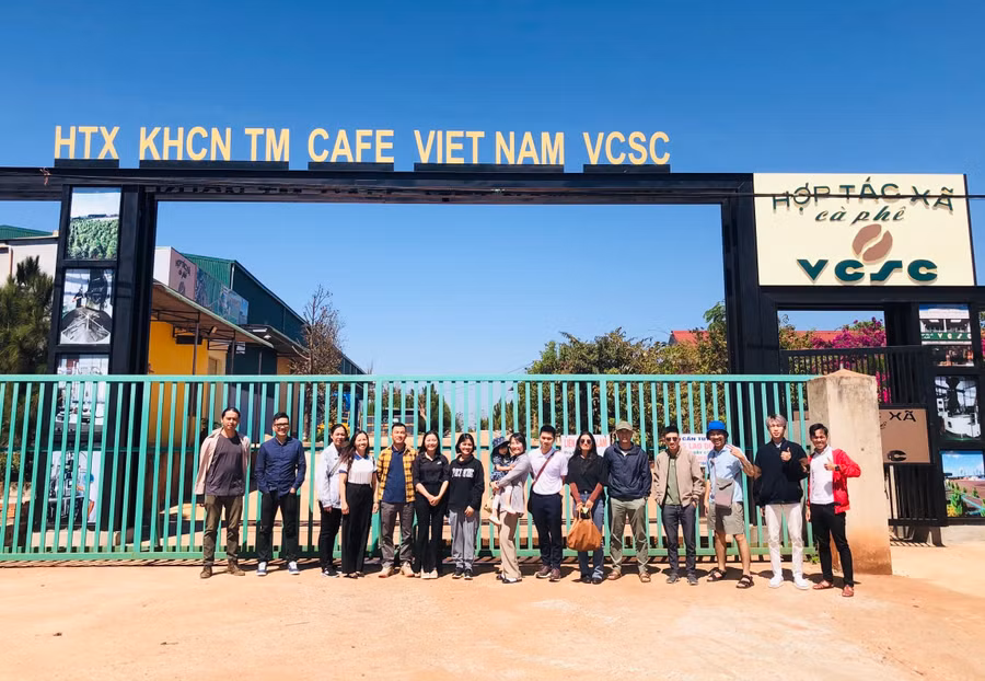 Các thành viên CLB Khởi nghiệp trẻ và sáng tạo Pleiku tham quan cơ sở sản xuất của Hợp tác xã Khoa học công nghệ-Thương mại cà phê Việt Nam. Ảnh: Mai Ka