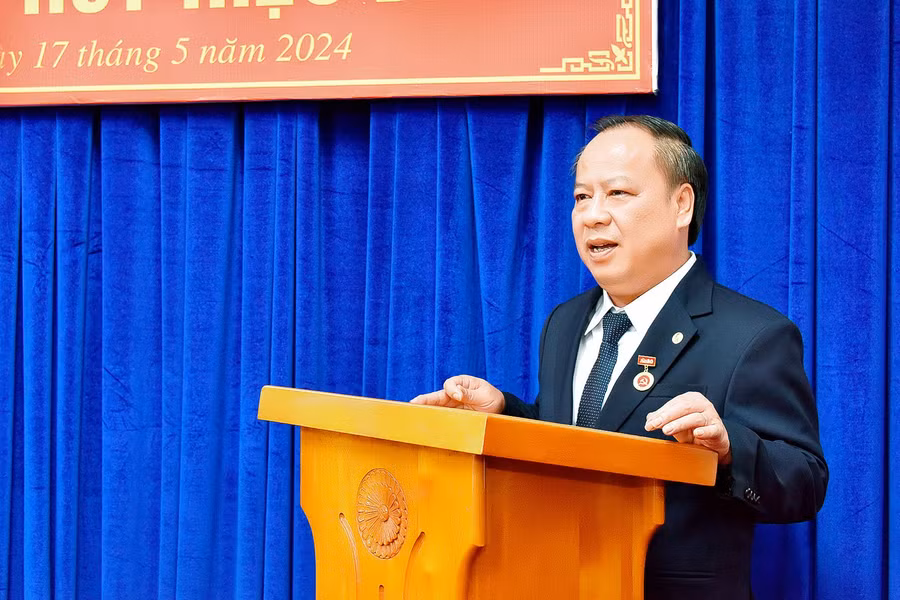 Phát biểu tại buổi lễ, đồng chí Châu Ngọc Tuấn bày tỏ vui mừng và tự hào khi đón nhận Huy hiệu 30 năm tuổi Đảng. Ảnh: Đức Thụy