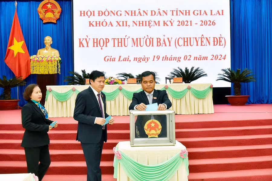 Đại biểu HĐND tiến hành bỏ phiếu kín bầu bổ sung chức danh Phó Chủ tịch UBND tỉnh khóa XII (nhiệm kỳ 2021-2026). Ảnh: Đức Thụy