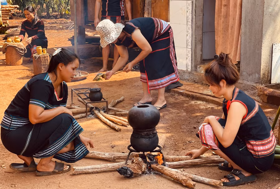 Gốm của người Jrai không có men mà thường có màu chủ đạo là xám đen. Sau khi nung để có màu xám đen trên sản phẩm người Jrai lấy nước lá rừng quét bên ngoài để bảo vệ sản phẩm được bền chắc hơn. Công đoạn cuối cùng gốm sẽ được đem phơi nắng hoặc gác bếp khoảng 10-15 ngày thì hoàn thiện và đưa vào sử dụng.