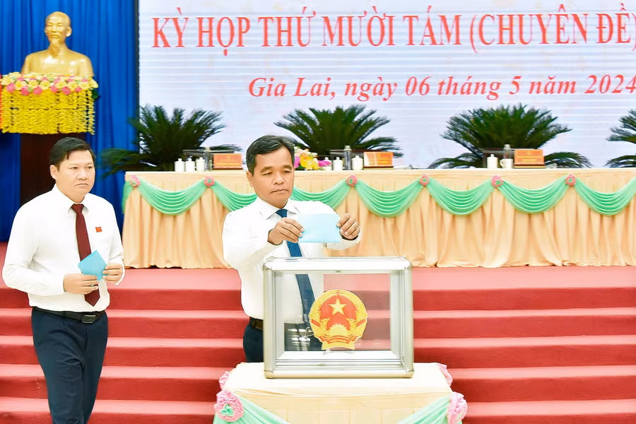Các đại biểu dự kỳ họp thứ 18 (chuyên đề) HĐND tỉnh khóa XII tiến hành bỏ phiếu bầu bổ sung Ủy viên UBND tỉnh khóa XII đối với ông Lý Minh Thái. Ảnh: Đức Thuỵ