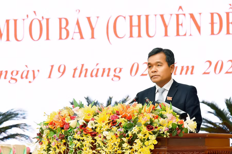 Ông Hồ Văn Niên-Ủy viên Ban Chấp hành Trung ương Đảng, Bí thư Tỉnh ủy, Chủ tịch HĐND tỉnh phát biểu tại kỳ họp. Ảnh: Đức Thụy