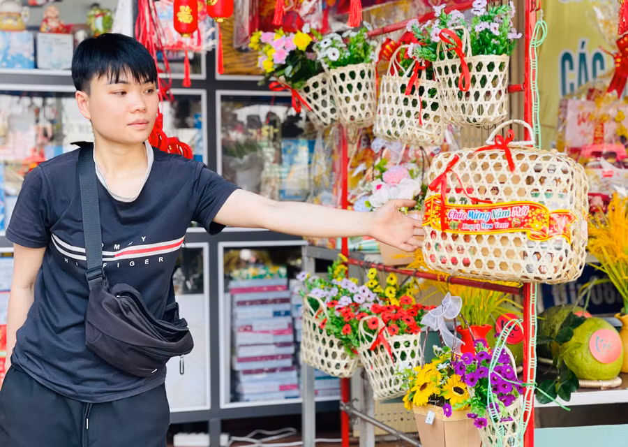Giỏ quà tết mây tre đan thường trang trí bằng những họa tiết mới lạ và độc đáo mang đậm giá trị văn hóa truyền thống Việt Nam. Trong giỏ quà đựng những thành phần như bánh, kẹo, rượu vang, trà, socola, mứt,… Món quà chứa đựng nhiều ý nghĩa, tình cảm dành cho người thân, bạn bè, đối tác, khách hàng.
