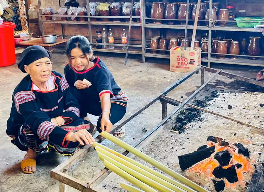 Bà H’Nut chỉ dạy bí quyết chế biến món ăn truyền thống của người Jrai cho thế hệ trẻ trong làng. Ảnh: Mai Ka
