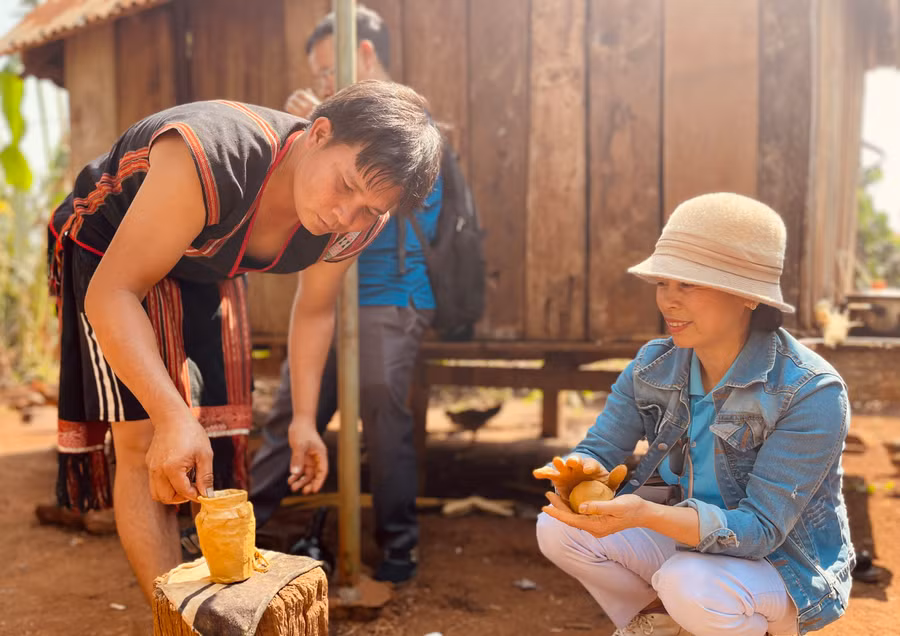 Thời gian gần đây, thông qua mô hình "Làng văn hóa du lịch Jrai xã Ia Mơ Nông", địa phương đã mở dịch vụ trải nghiệm nghề làm gốm truyền thống của người Jrai dành cho du khách.