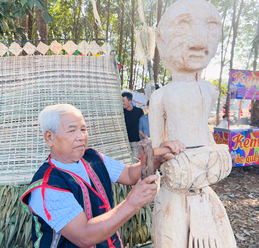 Đi qua hơn 70 mùa rẫy, già làng Ksor Cân (làng Dăng, xã Ia O, huyện Ia Grai) như “cây cao, bóng cả” giữa đại ngàn vùng biên. Già là chủ nhân của nhiều bức tượng gỗ dân gian truyền thống. Với tình yêu văn hóa truyền thống của dân tộc mình, già Cân đã kiên trì vận động, khơi dậy ý thức bảo tồn, phát huy các giá trị văn hóa truyền thống của bà con. Đi qua hơn 70 mùa rẫy, già làng Ksor Cân (làng Dăng, xã Ia O, huyện Ia Grai) như “cây cao, bóng cả” giữa đại ngàn vùng biên. Già là chủ nhân của nhiều bức tượng gỗ dân gian truyền thống. Với tình yêu văn hóa truyền thống của dân tộc mình, già Cân đã kiên trì vận động, khơi dậy ý thức bảo tồn, phát huy các giá trị văn hóa truyền thống của bà con.