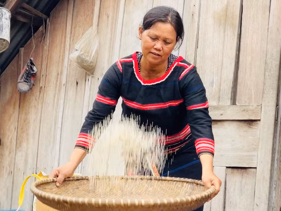 Người phụ nữ Jrai dùng đôi tay khéo léo của mình sàng sảy nhanh khiến cả lúa và thóc tạo thành những lớp sóng. Sau những cái lắc tay đều đặn, trấu được tách ra và những hạt gạo trắng đục được đem đổ đầy những chiếc gùi.