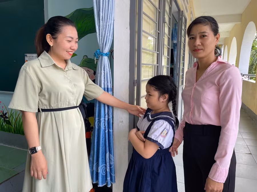 Chị Nguyễn Thị Mỹ Vân (bìa phải, tổ 2, phường Đoàn Kết, thị xã Ayun Pa) dành thời gian đưa con đến lớp trong buổi tựu trường đầu tiên của năm học mới. Ảnh: Vũ Chi
