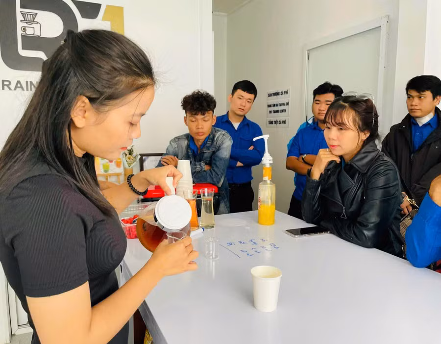 Đoàn viên, thanh niên tham gia chương trình được trải nghiệm, học hỏi kinh nghiệm về hành trình từ nông trại tới ly cà phê. Ảnh: Mai Ka Đoàn viên, thanh niên tham gia chương trình được trải nghiệm, học hỏi kinh nghiệm về hành trình từ nông trại tới ly cà phê. Ảnh: Mai Ka