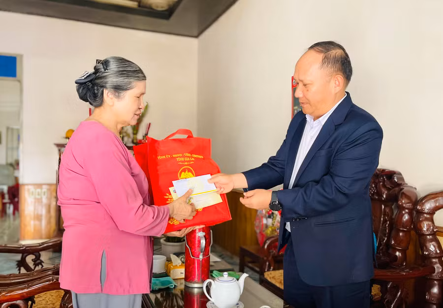Phó Bí thư Tỉnh ủy Rah Lan Chung thăm, tặng quà gia đình đồng chí Nguyễn Duy Khanh-nguyên Phó Bí thư Thường trực Tỉnh ủy. Ảnh: Trần Dung