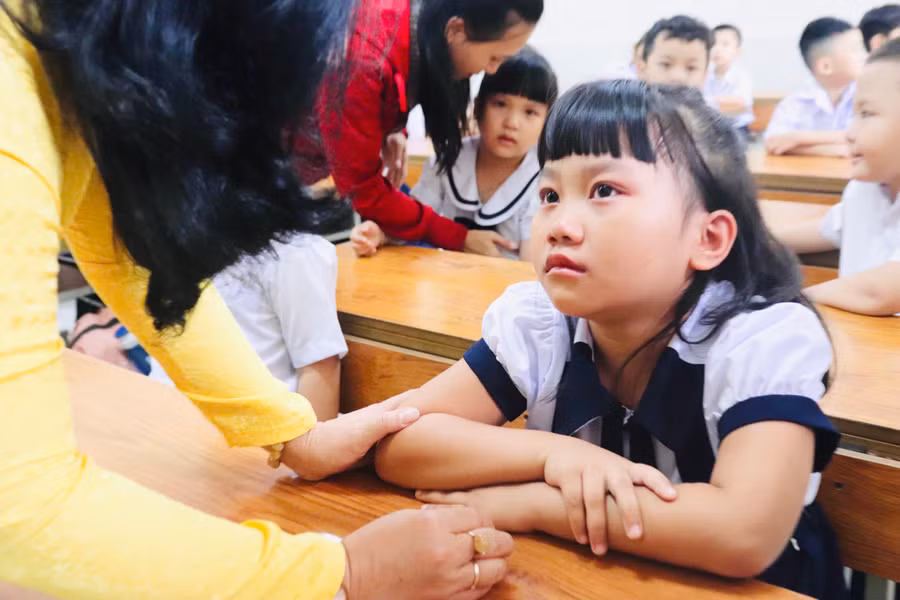 ...nhưng cũng có nhiều bạn nhỏ mắt ngấn lệ, rụt rè khi gặp cô mới, bạn mới. Ảnh: Lạc Hà