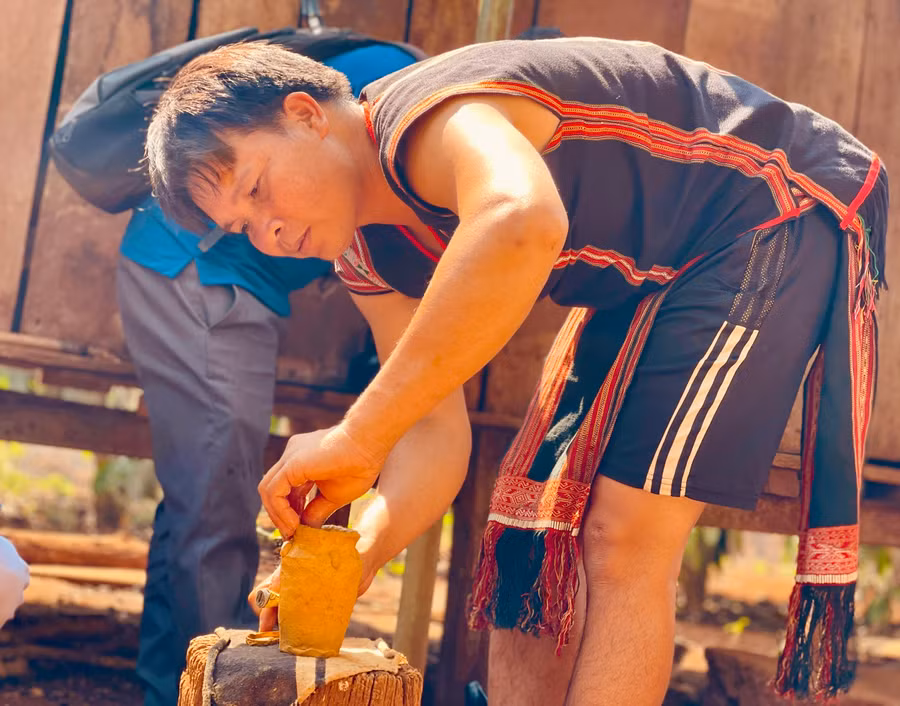 Anh Rơ Châm Hiêng là một người làm gốm giỏi. Anh đã trực tiếp chỉ dạy nhiều người cách làm gốm và hướng dẫn du khách các quy trình cụ thể cũng như cách sử dụng sản phẩm gốm của người Jrai.