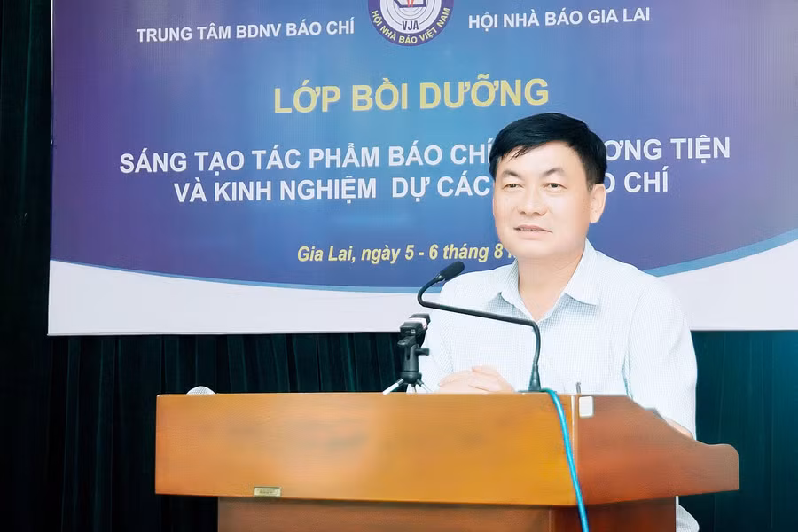 Tổng Biên tập Báo Gia Lai, Chủ tịch Hội Nhà báo tỉnh Huỳnh Kiên phát biểu tại lễ bế giảng lớp bồi dưỡng nghiệp vụ về sáng tạo tác phẩm báo chí đa phương tiện. Ảnh: Đức Thuỵ