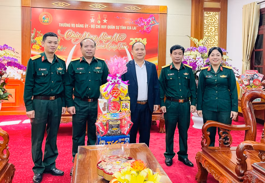 Phó Bí thư Tỉnh ủy Rah Lan Chung tặng cán bộ, chiến sĩ Bộ Chỉ huy Quân sự tỉnh phần quà của Tỉnh ủy-HĐND-UBND-Ủy ban MTTQ Việt Nam tỉnh. Ảnh: Trần Dung