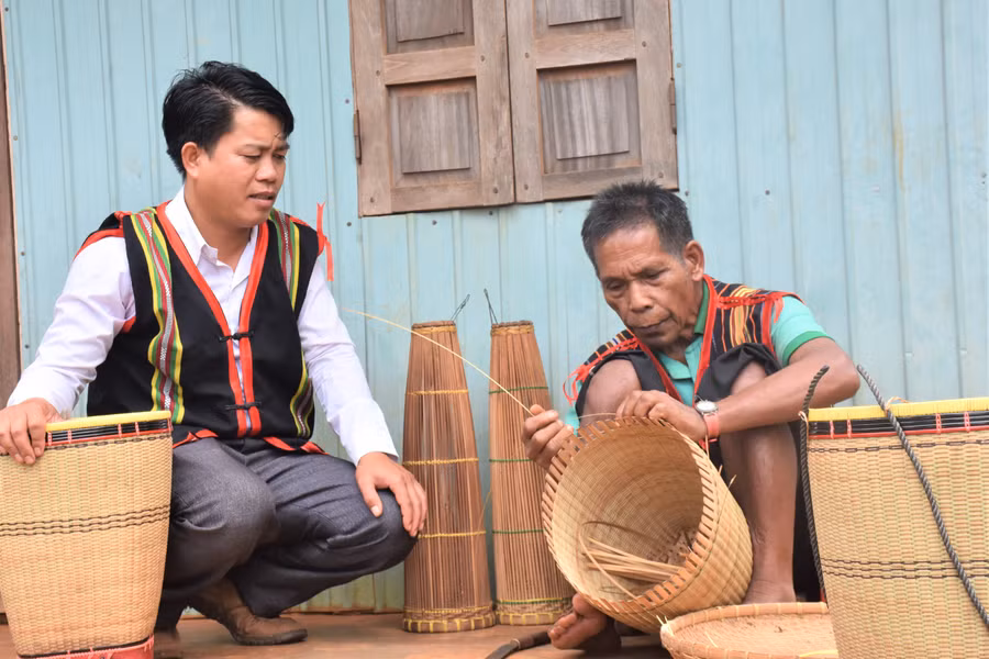 Mọi người thường gọi ông Mlang (bên phải, 70 tuổi, làng C, xã Gào, TP. Pleiku) là “già làng tài hoa”. Bởi, từ đôi tay sần sùi, chai sạn, ông đã tạo nên những chiếc gùi chân chất, mộc mạc như kể câu chuyện từ ngàn xưa. Gùi của ông Mlang không chỉ có màu sắc sặc sỡ mà còn mộc mạc, hồn hậu và chứa đựng những mạch nguồn văn hóa. Có lẽ nhờ sự khác biệt ấy, căn nhà với những chiếc gùi do chính tay ông Mlang làm ra đã trở thành một địa chỉ quen thuộc mỗi khi du khách có nhu cầu tìm hiểu văn hóa dân tộc bản địa. Mọi người thường gọi ông Mlang (bên phải, 70 tuổi, làng C, xã Gào, TP. Pleiku) là “già làng tài hoa”. Bởi, từ đôi tay sần sùi, chai sạn, ông đã tạo nên những chiếc gùi chân chất, mộc mạc như kể câu chuyện từ ngàn xưa. Gùi của ông Mlang không chỉ có màu sắc sặc sỡ mà còn mộc mạc, hồn hậu và chứa đựng những mạch nguồn văn hóa. Có lẽ nhờ sự khác biệt ấy, căn nhà với những chiếc gùi do chính tay ông Mlang làm ra đã trở thành một địa chỉ quen thuộc mỗi khi du khách có nhu cầu tìm hiểu văn hóa dân tộc bản địa.