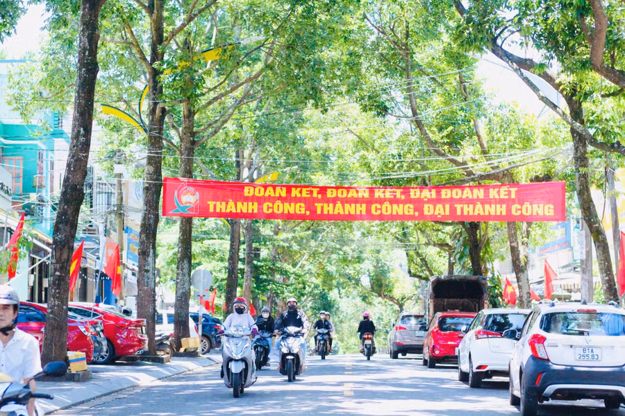 Thành phố Pleiku rộn ràng trong ngày Tết Độc lập. Ảnh: Hoàng Hoài