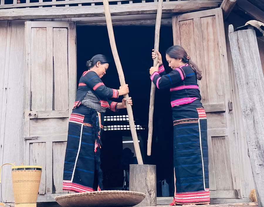 Phong tục giã gạo được người Jrai lưu giữ từ bao đời. Hiện nay thôn Plei Rbai còn khoảng 40 hộ duy trì phong tục giã gạo thường xuyên.