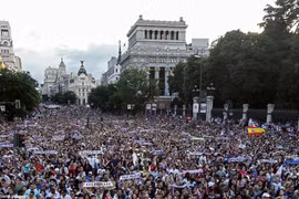 "Biển người" chào đón Real rước cúp Champions League về Madrid