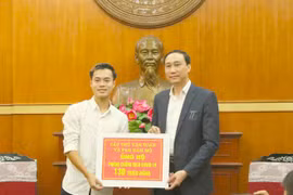 Tiền đạo Nguyễn Văn Toàn bán áo đấu lấy 300 triệu đồng hỗ trợ phòng-chống dịch Covid-19