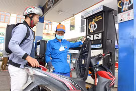 Giá xăng dầu giảm nhẹ giữa dịch Covid-19