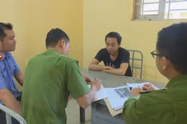 Cha ngủ trong nhà, con gái vẫn bị hiếp dâm