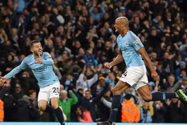 Man City tiến sát ngôi vương nhờ cú rocket của Kompany