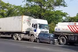 TP.HCM: 3 người kêu cứu trong "xế hộp" biến dạng