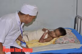 KonTum:Vội vã đưa cháu bé bị phỏng đi chữa trị vì sợ gia đình ngăncản