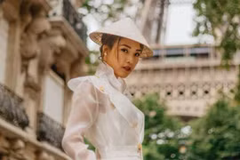 Hoàng Oanh xinh đẹp rạng rỡ, mang nón lá Việt xuống phố giữa trời Tây