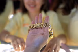 Giá vàng hôm nay 1-5: USD tăng vọt, vàng tụt giảm