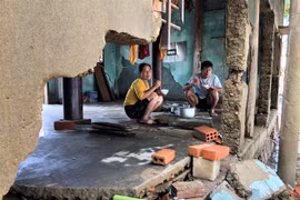Xóm nhà... sập