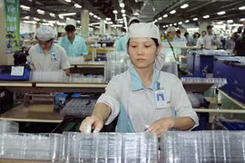 Lao động nữ nuôi con dưới 12 tháng tuổi được ưu tiên giao kết hợp đồng lao động mới