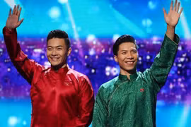 Quốc Cơ - Quốc Nghiệp đấu giá áo dài mặc chung kết 'Britain's Got Talent'
