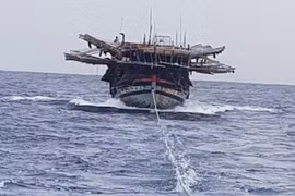 Đã tiếp cận được với 4 thuyền viên một tàu cá bị nạn ở Bình Định