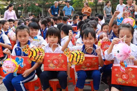Khắp nơi phá cỗ đêm rằm Trung thu