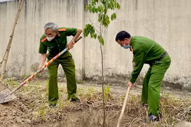 Công an Đak Pơ phát động Tết trồng cây "Đời đời nhớ ơn Bác Hồ"