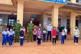 Ca sĩ Xuân Đức trao 50 suất quà cho học sinh nghèo vượt khó ở xã Ia Ko