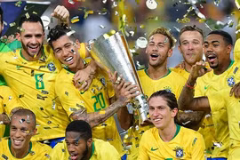 Neymar tỏa sáng ở phút bù giờ, Brazil đánh bại Argentina