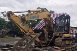Bắt giữ 198 bánh ma túy giấu trong máy xúc đi trên QL3