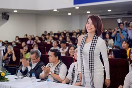 Á hậu Hoàng Oanh thu hút bởi vẻ ngoài thanh lịch, trong sáng