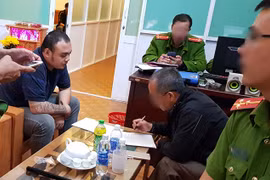 'ổ cho vay nặng lãi' chứa tội phạm truy nã: Bắt chủ tiệm cầm đồ