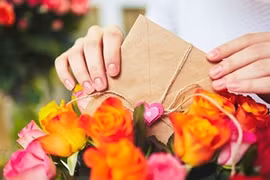 Không chỉ nam giới, ngày 20/10 nhiều cô gái cũng đau đầu tìm mua quà