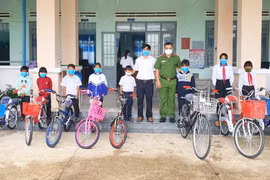 Phó Trưởng Công an xã Pờ Tó tặng 15 chiếc xe đạp cho học sinh nghèo vượt khó