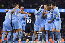 Thắng nhọc nhằn West Ham, Man City theo sát Chelsea