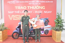 Viettel Gia Lai trao xe Honda Vision cho khách hàng trúng thưởng