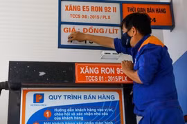 15 giờ 11-8, giá xăng giảm thêm 900 đồng/lít